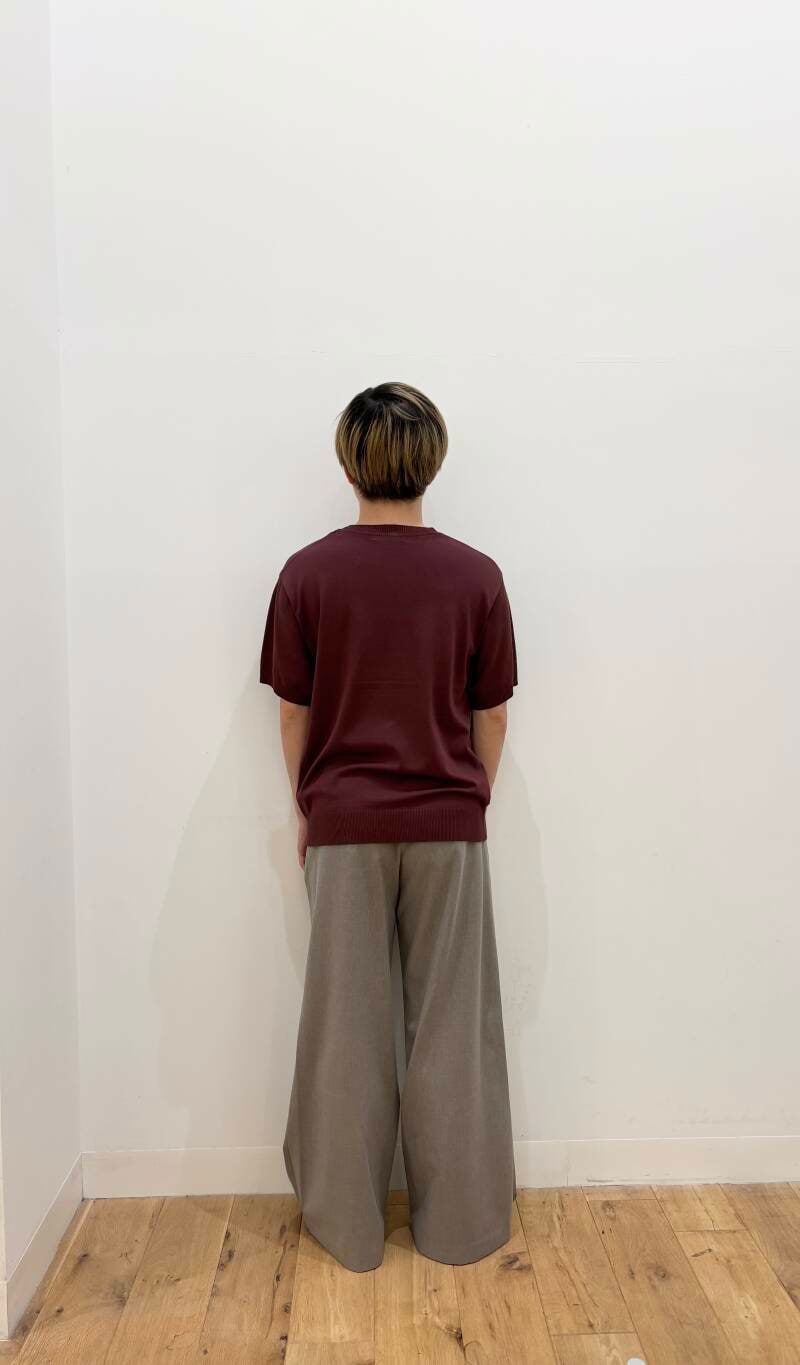 ブラウン系のニット/セーター、ベージュ系のその他パンツを着用したメンズの夏コーディネートの3枚目の写真