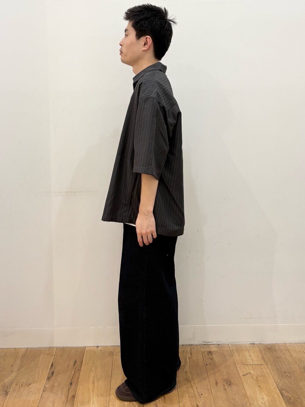 ホワイト系のTシャツ/カットソー、グレー系のシャツ/ブラウス、ブルー系のデニムパンツを着用したメンズの夏コーディネートの3枚目の写真