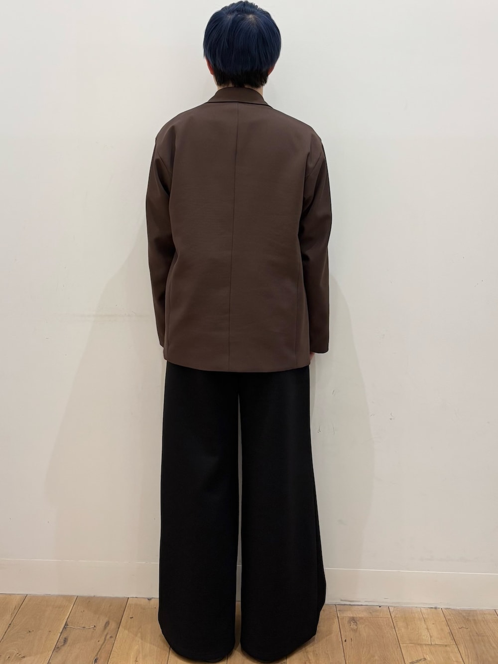 ブラウン系のその他アウター、ホワイト系のTシャツ/カットソー、ブラック系のその他パンツを着用したメンズの春コーディネートの3枚目の写真