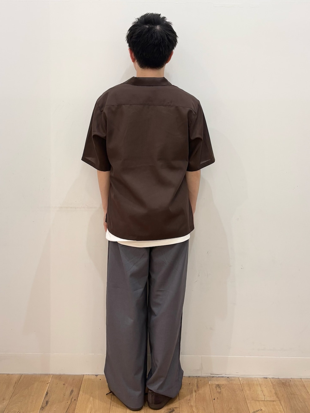 ホワイト系のタンクトップ、グレー系のその他パンツ、ブラウン系のシャツ/ブラウスを着用したメンズの夏コーディネートの4枚目の写真