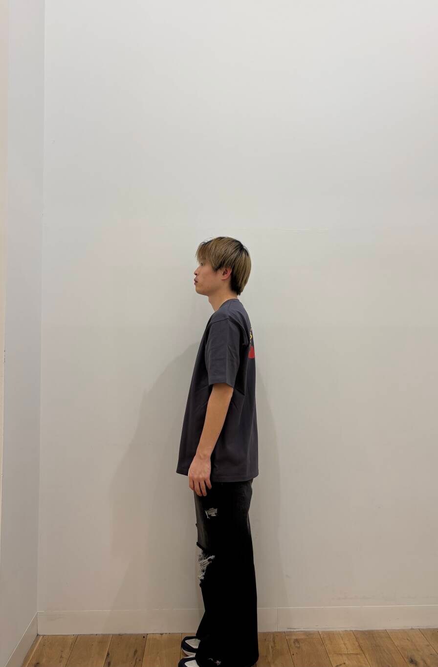 グレー系のTシャツ/カットソー、ブラック系のデニムパンツを着用したメンズの夏コーディネートの2枚目の写真