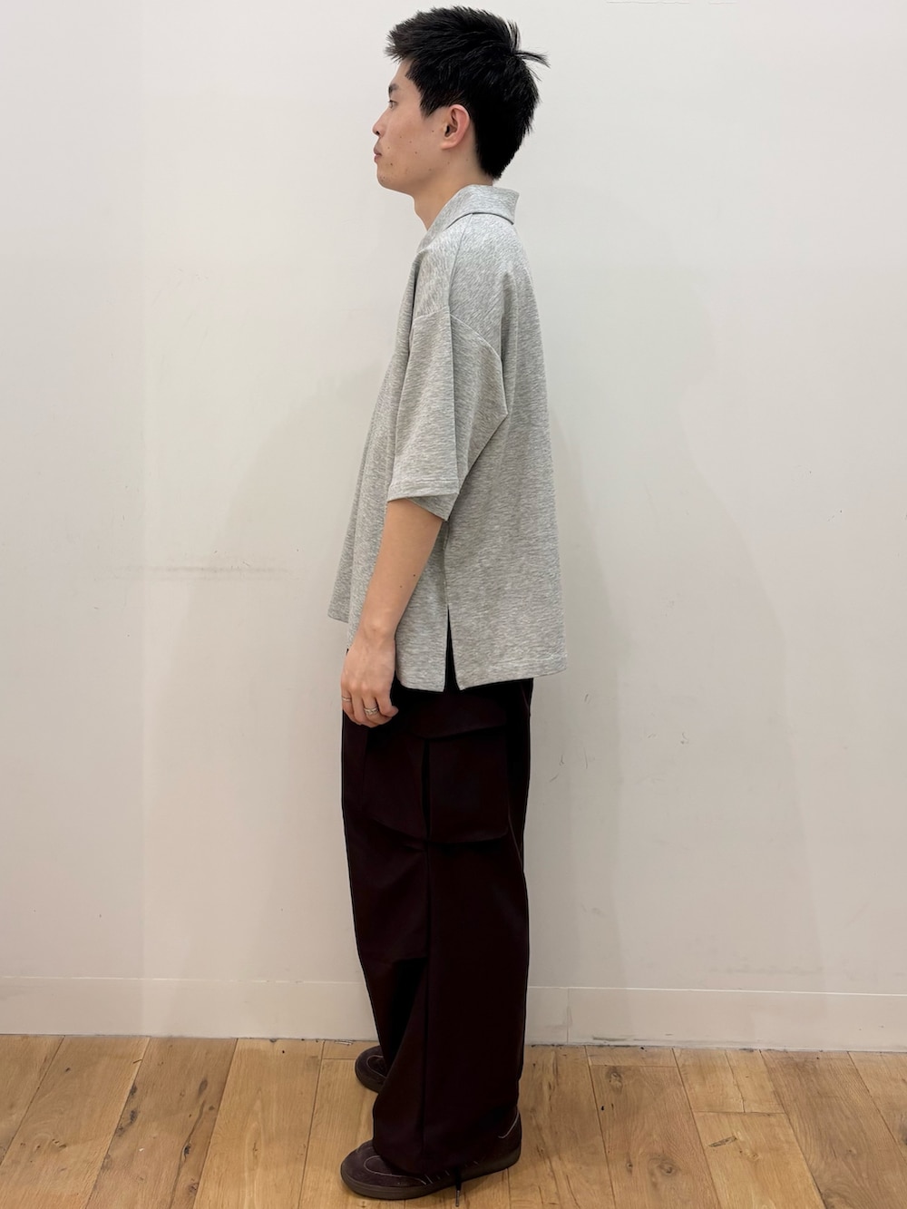 ブラウン系のその他パンツ、グレー系のTシャツ/カットソーを着用したメンズの夏コーディネートの2枚目の写真