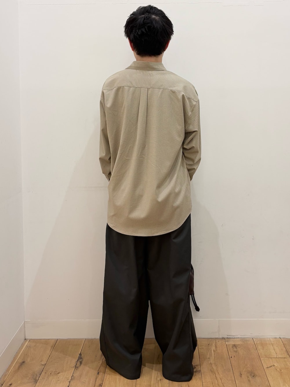 ベージュ系のシャツ/ブラウス、ブラウン系のショルダーバッグ、グレー系のその他パンツを着用したメンズの冬コーディネートの4枚目の写真