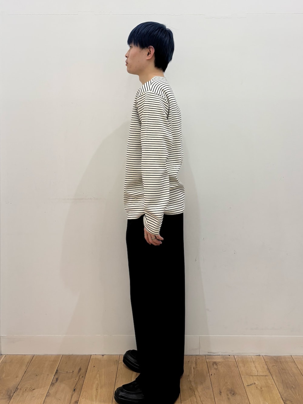 ブラック系のその他パンツ、ホワイト系のTシャツ/カットソー、ブラック系のローファーを着用したメンズの春コーディネートの2枚目の写真