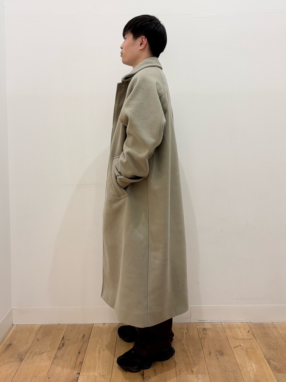 ベージュ系のその他アウター、ブラック系のニット/セーター、ブラウン系のその他パンツを着用したメンズの秋コーディネートの3枚目の写真