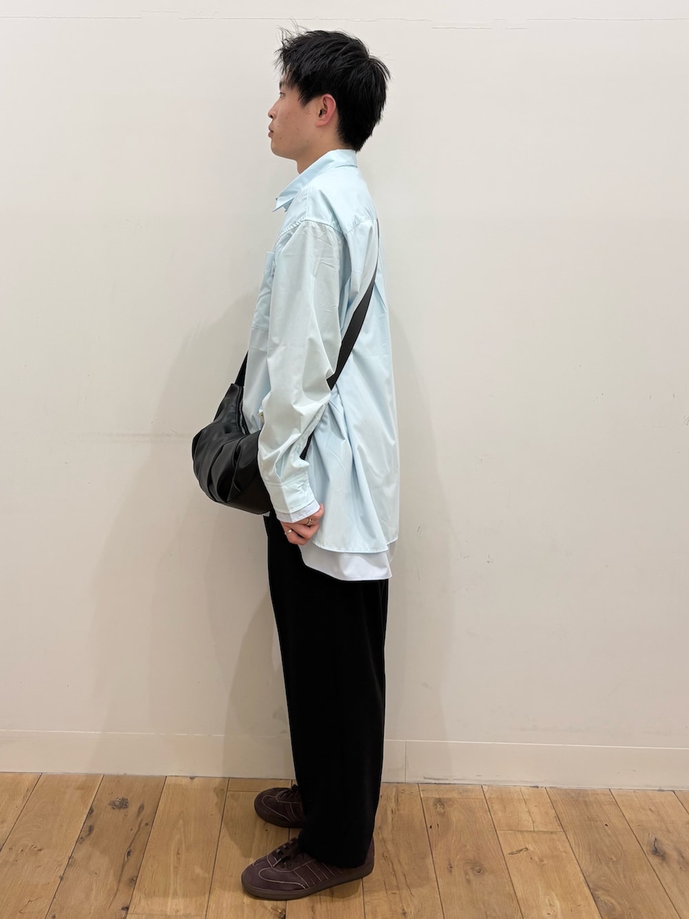 ブラック系のショルダーバッグ、ブラック系のその他パンツ、ブルー系のシャツ/ブラウスを着用したメンズの冬コーディネートの2枚目の写真