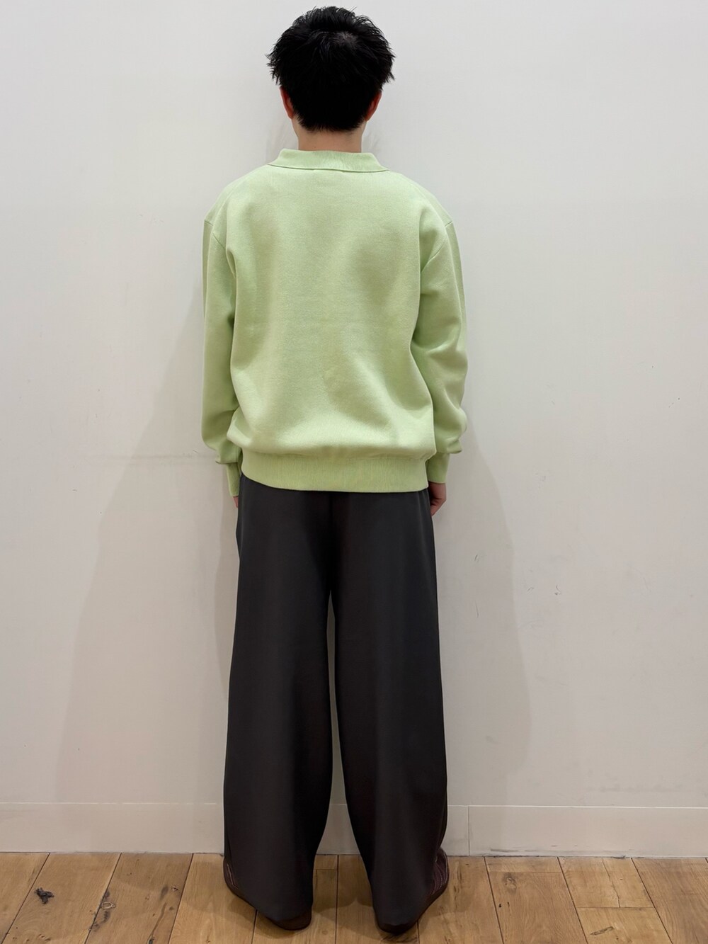 グリーン系のカーディガン/ボレロ、ブルー系のその他パンツを着用したメンズの冬コーディネートの3枚目の写真