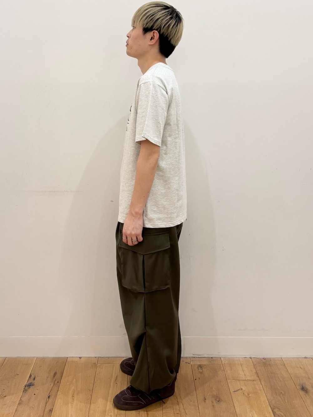 グレー系のTシャツ/カットソー、グリーン系のその他パンツを着用したメンズの夏コーディネートの2枚目の写真