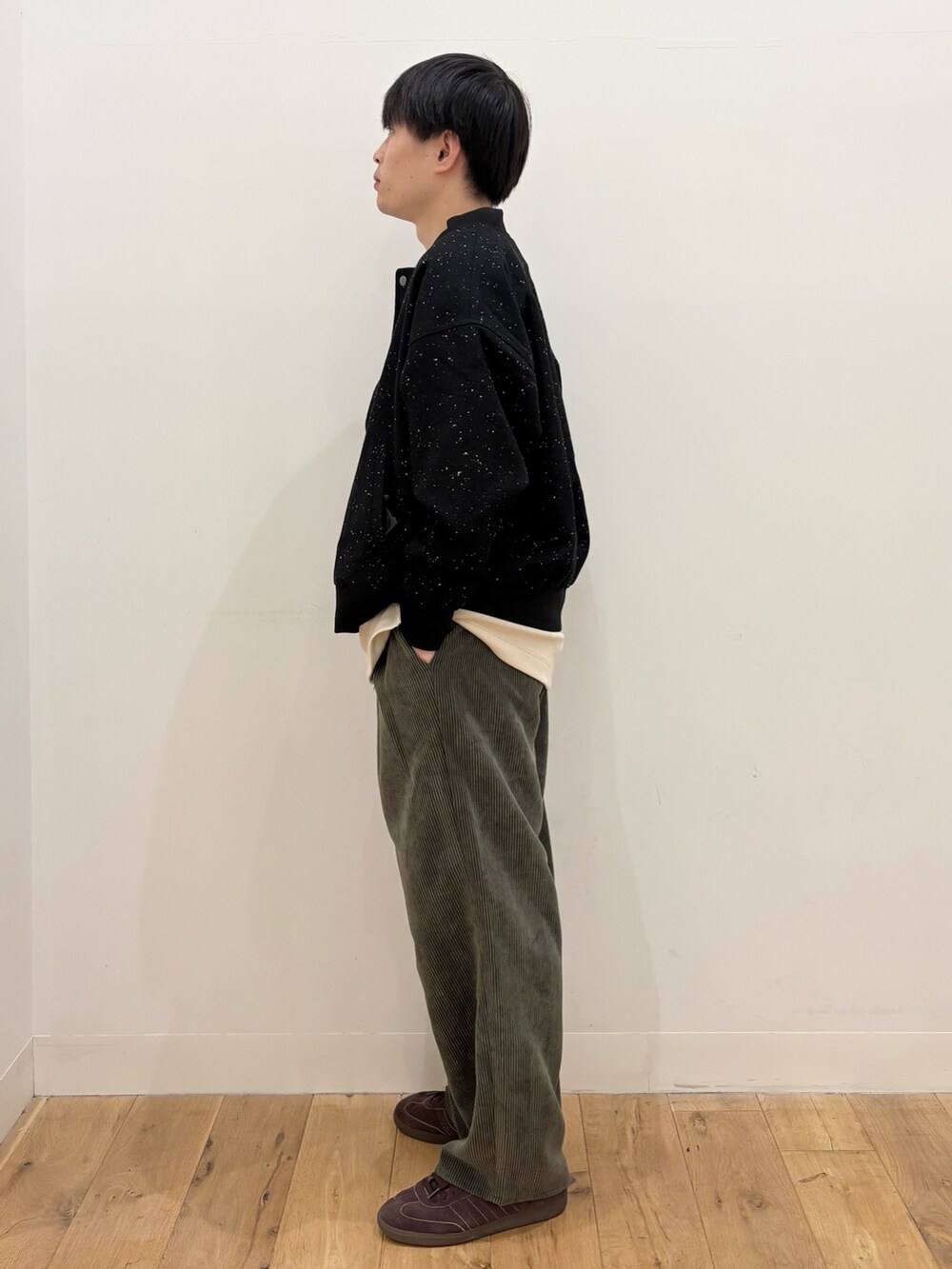 ブラック系のブルゾン、グリーン系のその他パンツ、ベージュ系のTシャツ/カットソーを着用したメンズの秋コーディネートの3枚目の写真