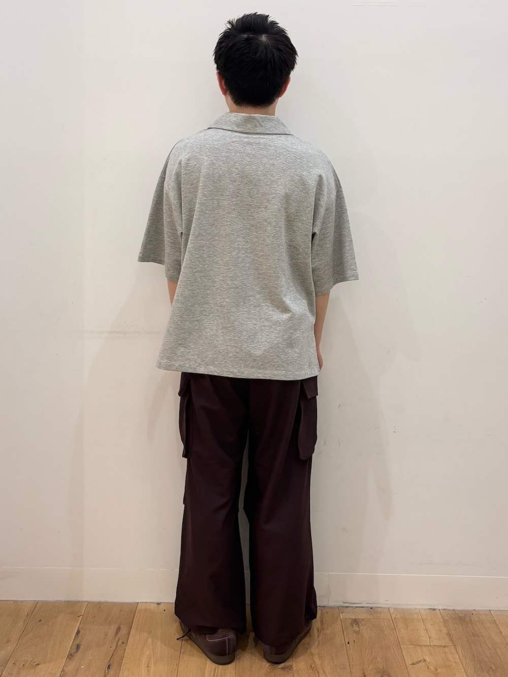 ブラウン系のその他パンツ、グレー系のTシャツ/カットソーを着用したメンズの夏コーディネートの3枚目の写真