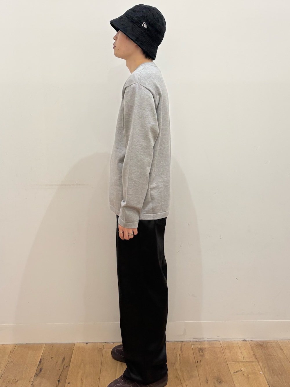 グレー系のニット/セーター、ブラック系のその他パンツを着用したメンズの秋コーディネートの2枚目の写真