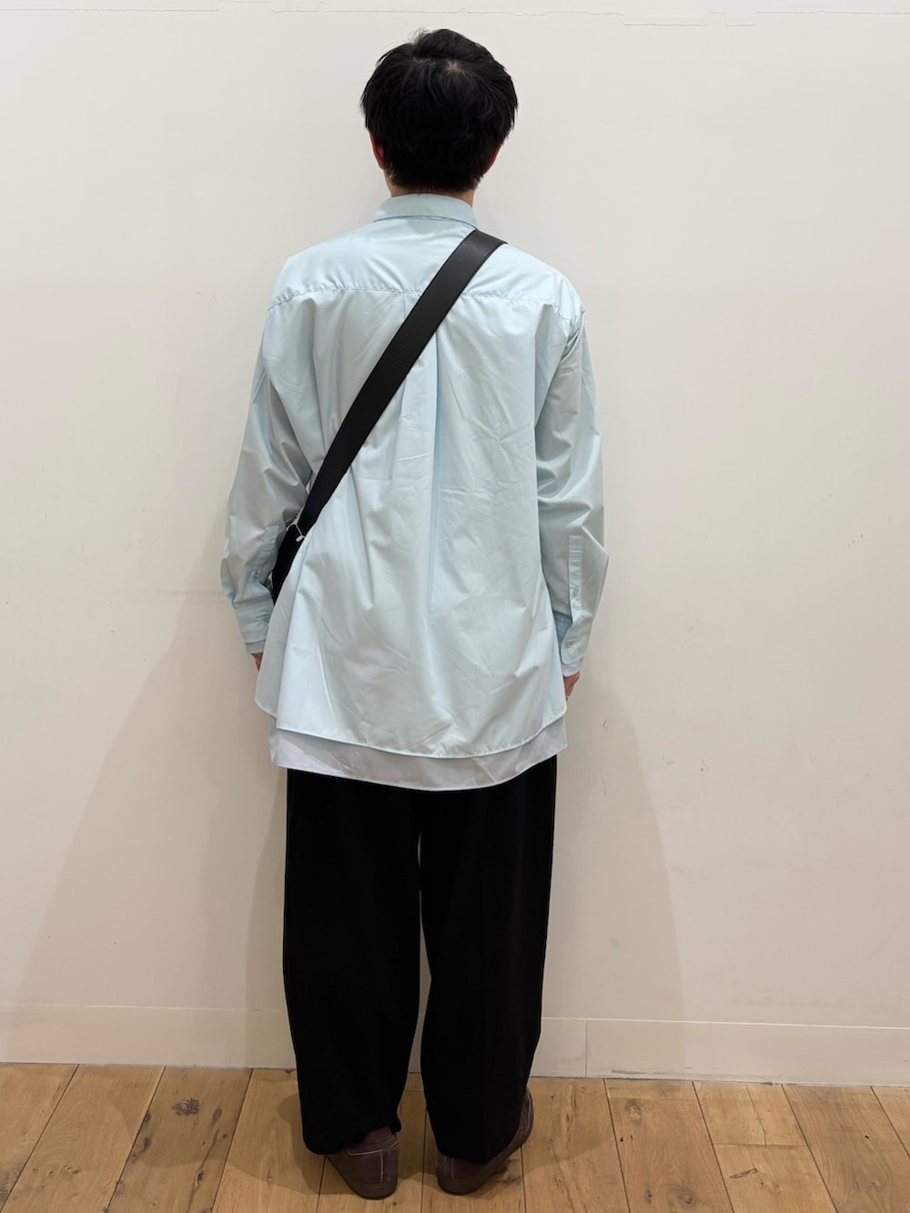 ブラック系のショルダーバッグ、ブラック系のその他パンツ、ブルー系のシャツ/ブラウスを着用したメンズの冬コーディネートの3枚目の写真