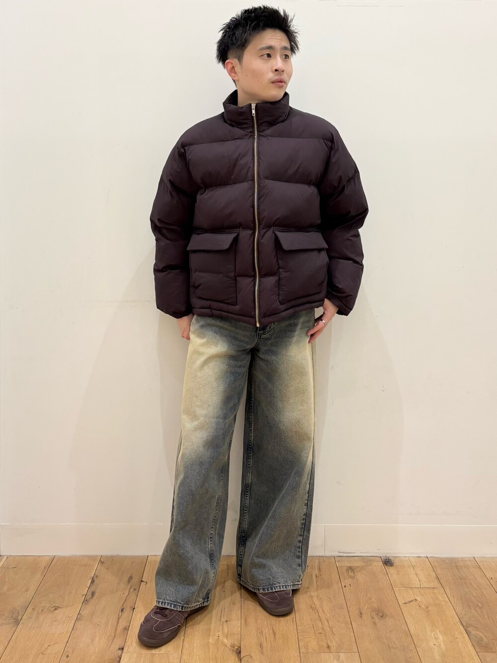 ブラック系のTシャツ/カットソー、ブルー系のデニムパンツ、パープル系のブルゾンを着用したメンズの冬コーディネートの2枚目の写真