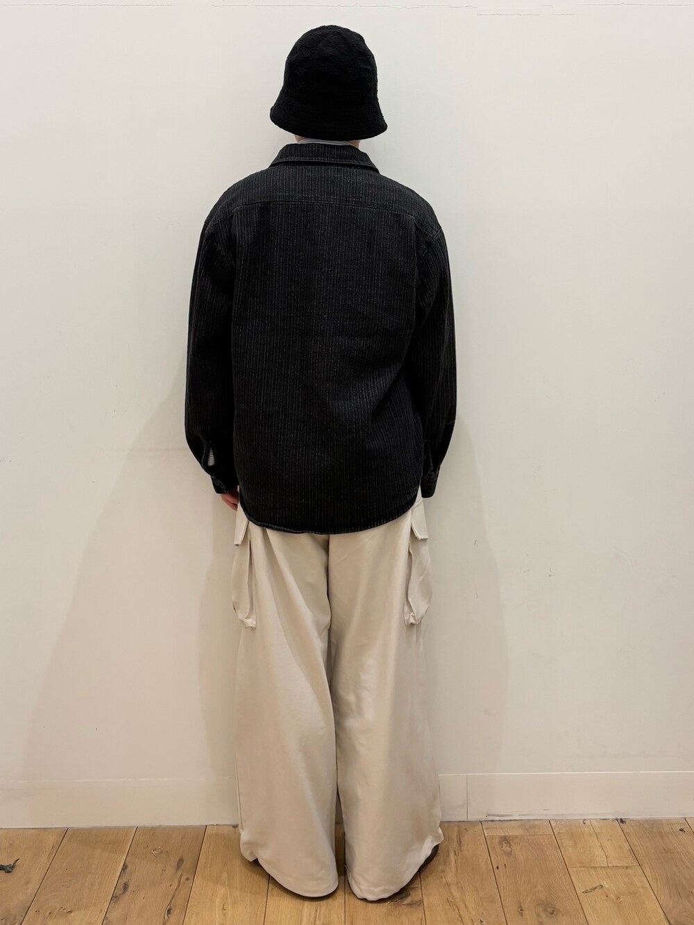 ブルー系のシャツ/ブラウス、ブラック系のシャツ/ブラウス、ホワイト系のその他パンツを着用したメンズの冬コーディネートの3枚目の写真