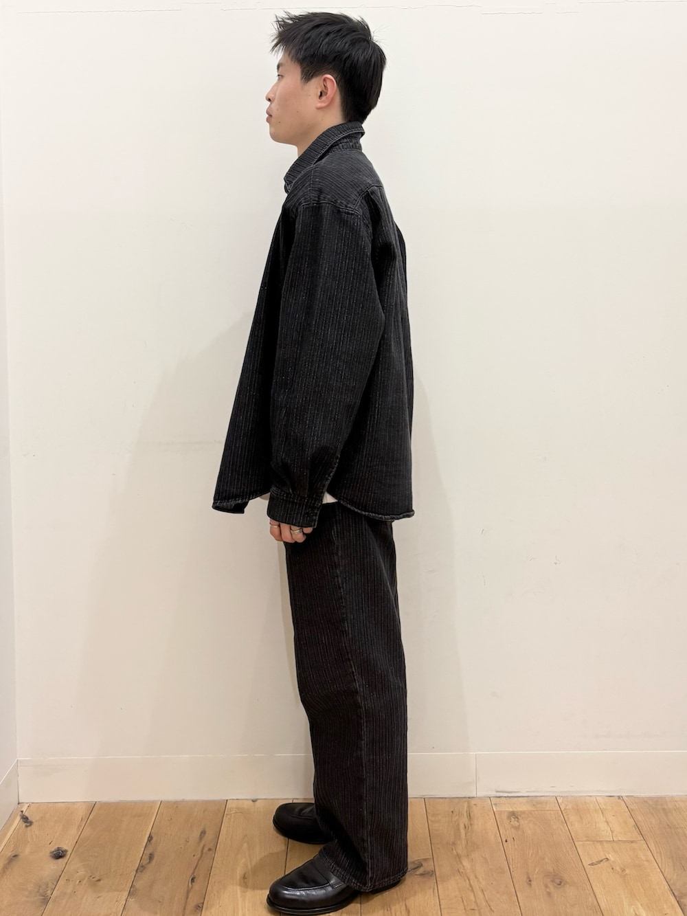 ホワイト系のTシャツ/カットソー、ブラック系のシャツ/ブラウス、ブラック系のその他パンツを着用したメンズの冬コーディネートの3枚目の写真