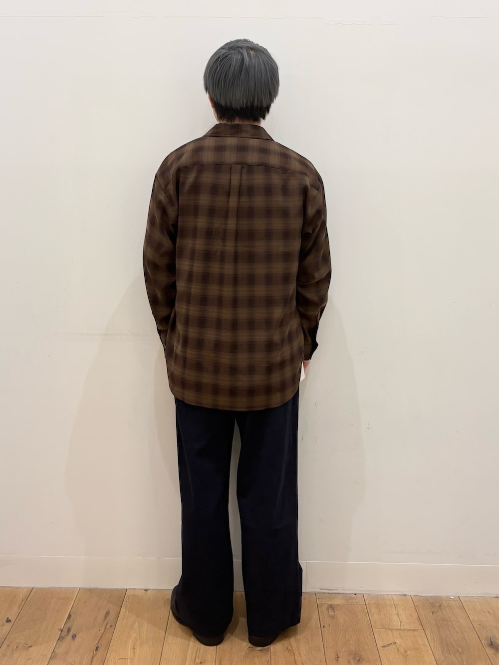 ブラウン系のシャツ/ブラウス、ベージュ系のTシャツ/カットソー、ブルー系のその他パンツを着用したメンズの春コーディネートの4枚目の写真