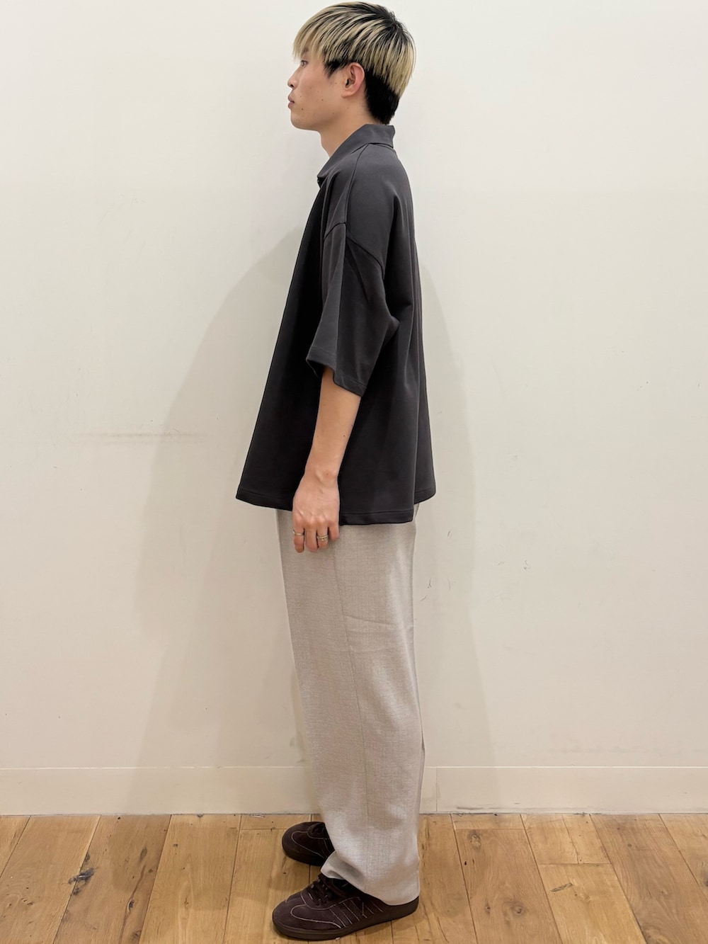 グレー系のTシャツ/カットソー、グレー系のその他パンツを着用したメンズの夏コーディネートの2枚目の写真