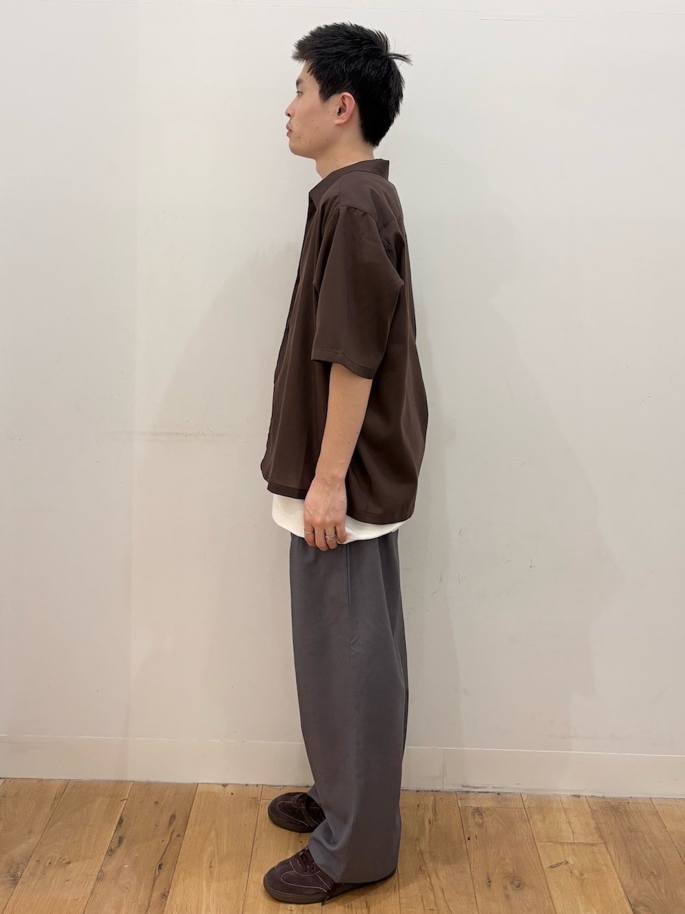ホワイト系のタンクトップ、グレー系のその他パンツ、ブラウン系のシャツ/ブラウスを着用したメンズの夏コーディネートの3枚目の写真