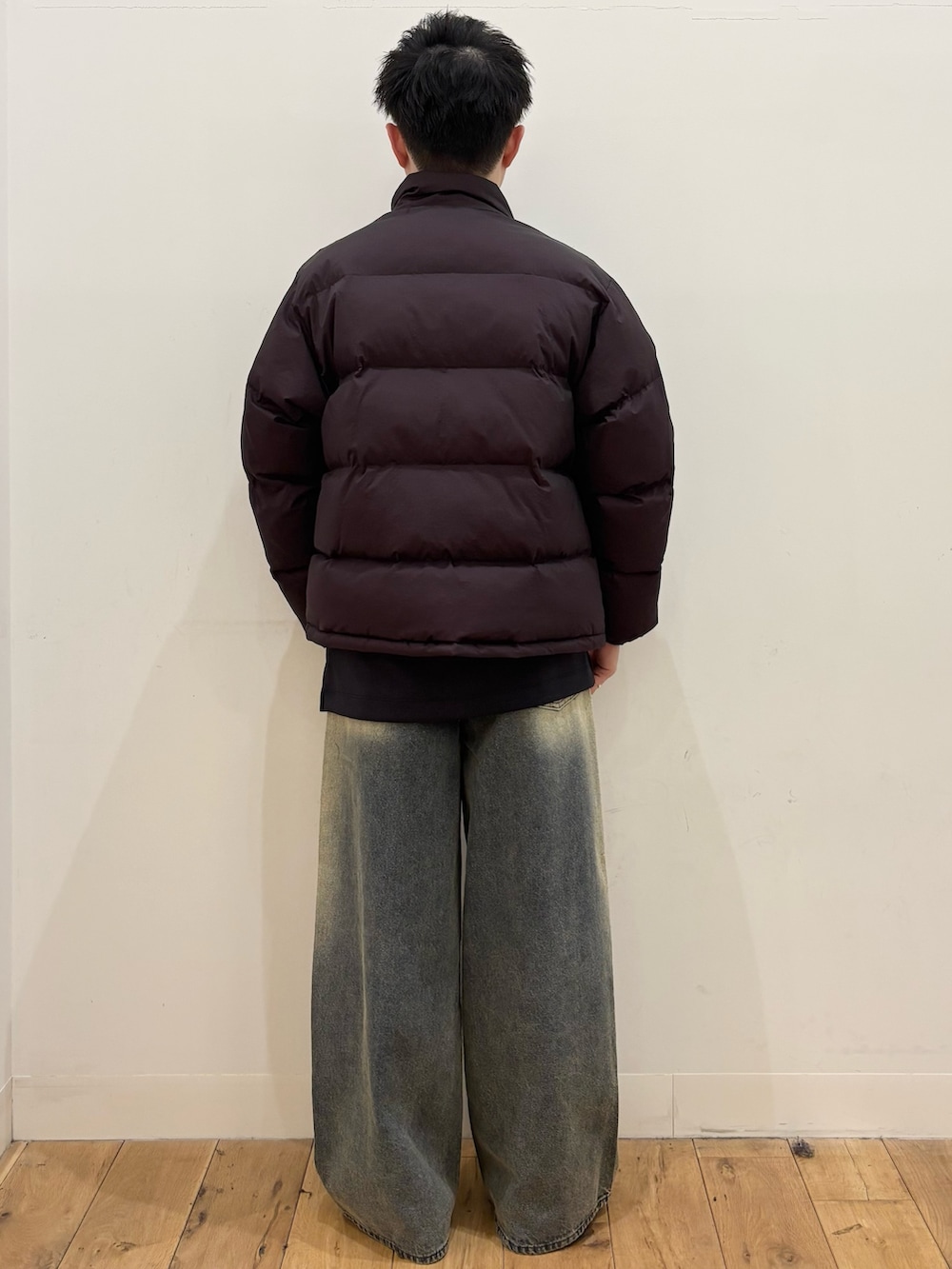 ブラック系のTシャツ/カットソー、ブルー系のデニムパンツ、パープル系のブルゾンを着用したメンズの冬コーディネートの4枚目の写真