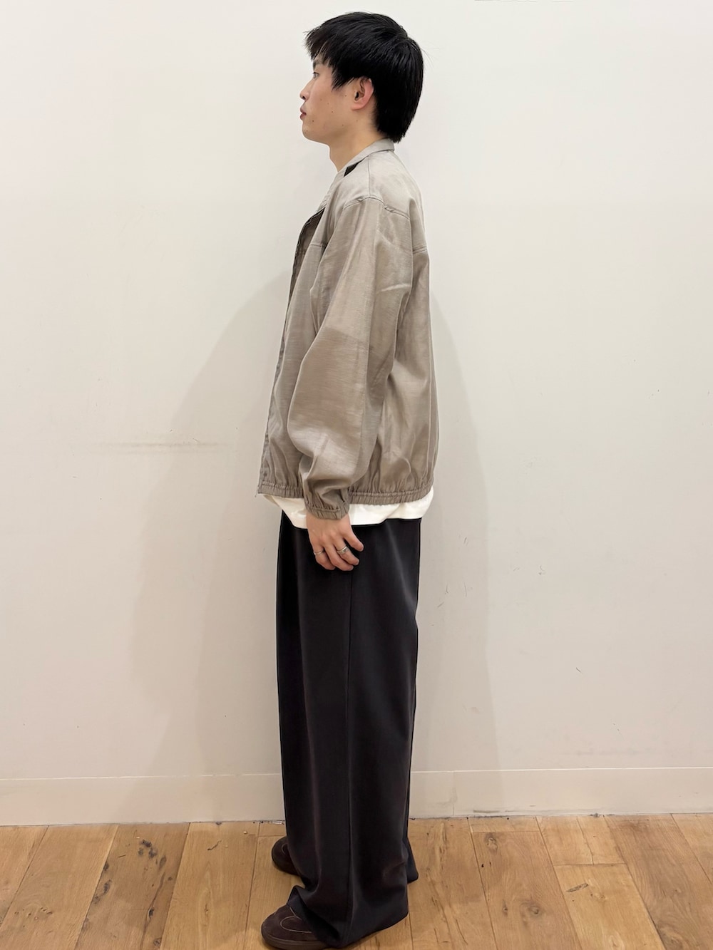 ベージュ系のブルゾン、ホワイト系のTシャツ/カットソー、グレー系のその他パンツを着用したメンズの秋コーディネートの2枚目の写真