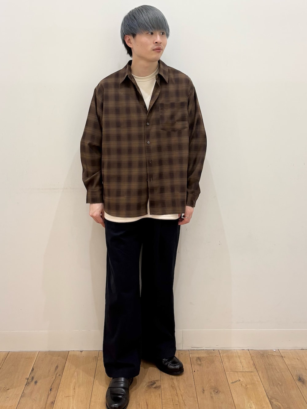 ブラウン系のシャツ/ブラウス、ベージュ系のTシャツ/カットソー、ブルー系のその他パンツを着用したメンズの春コーディネートの2枚目の写真