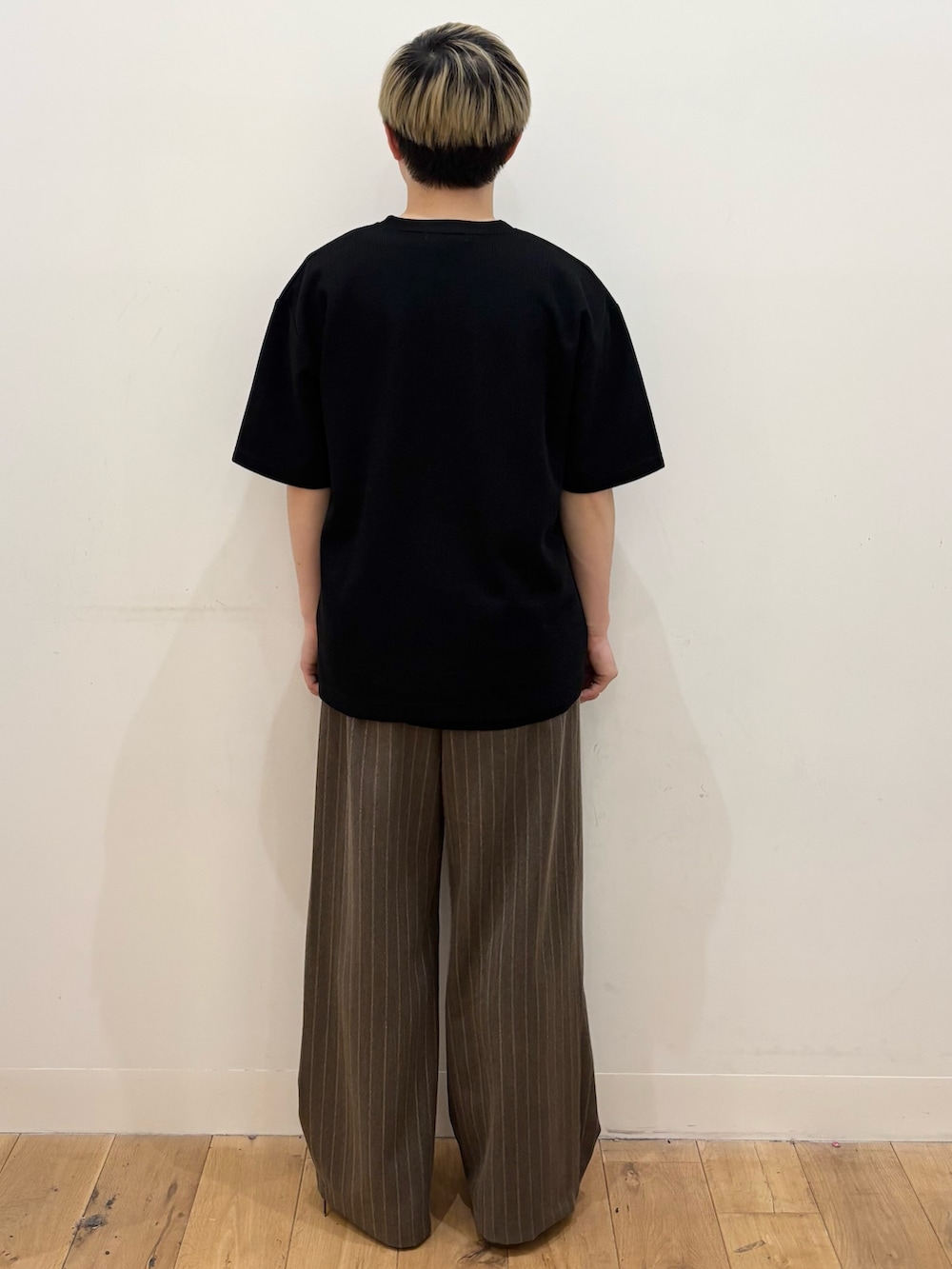 ブラック系のTシャツ/カットソー、ブラウン系のその他パンツを着用したメンズの夏コーディネートの3枚目の写真