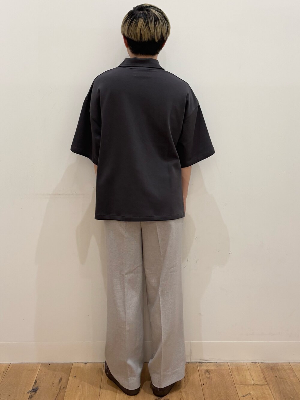 グレー系のTシャツ/カットソー、グレー系のその他パンツを着用したメンズの夏コーディネートの3枚目の写真