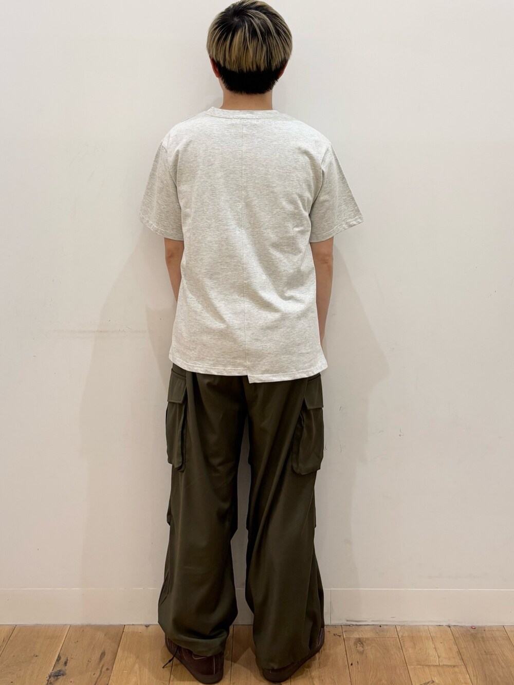 グレー系のTシャツ/カットソー、グリーン系のその他パンツを着用したメンズの夏コーディネートの3枚目の写真