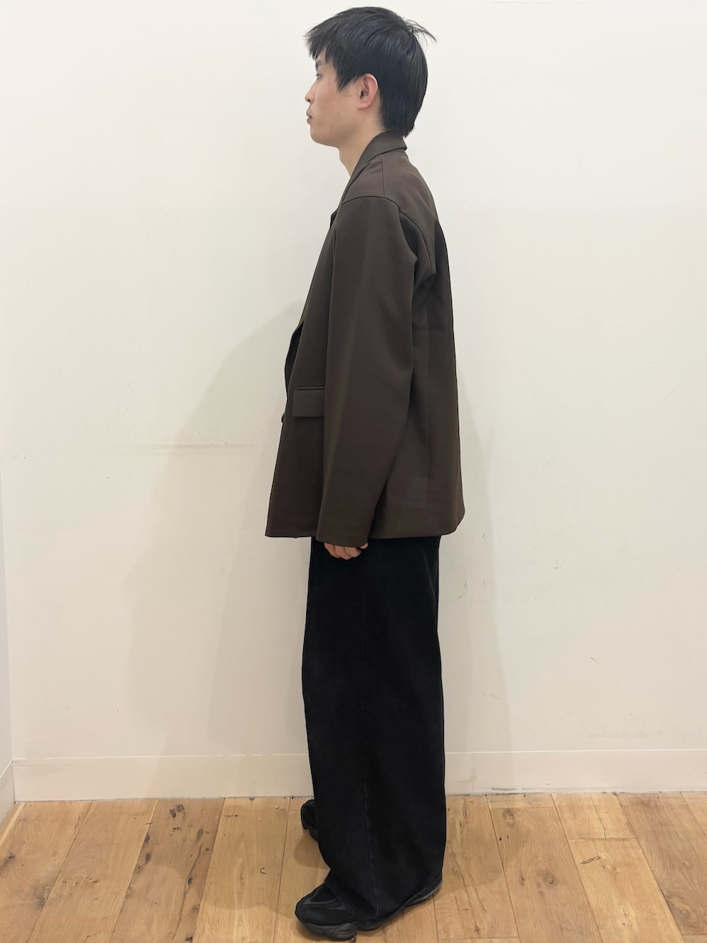 ブルー系のデニムパンツ、ブラウン系のその他アウターを着用したメンズの秋コーディネートの3枚目の写真