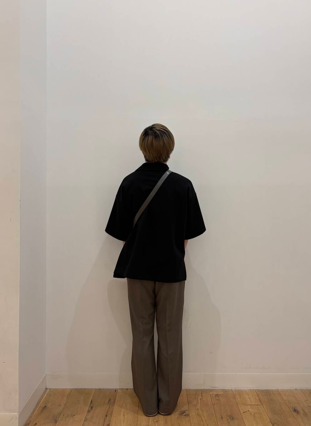 グレー系のショルダーバッグ、ブラウン系のその他パンツ、ブラック系のTシャツ/カットソーを着用したメンズの春コーディネートの4枚目の写真