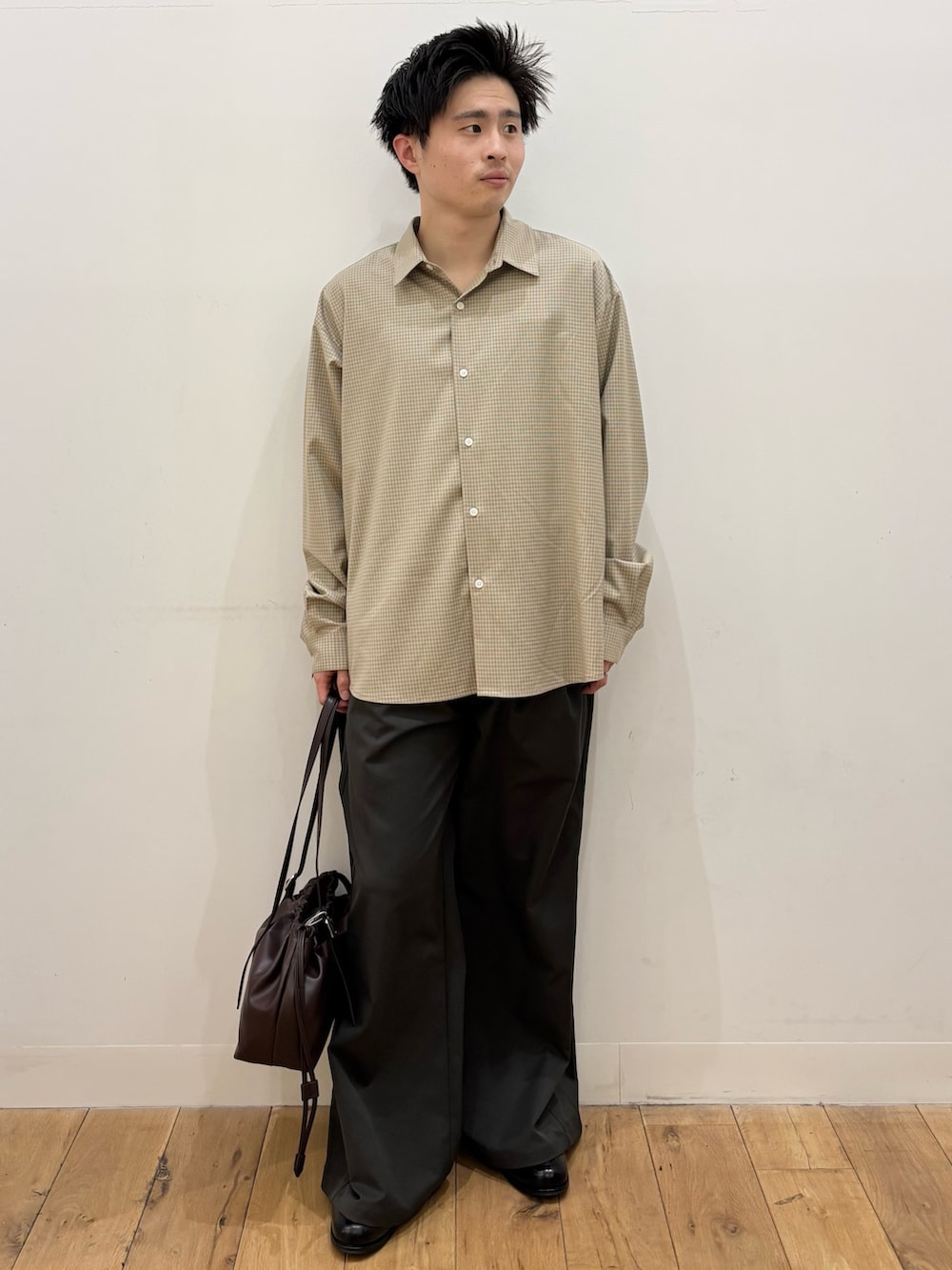 ベージュ系のシャツ/ブラウス、ブラウン系のショルダーバッグ、グレー系のその他パンツを着用したメンズの冬コーディネートの2枚目の写真