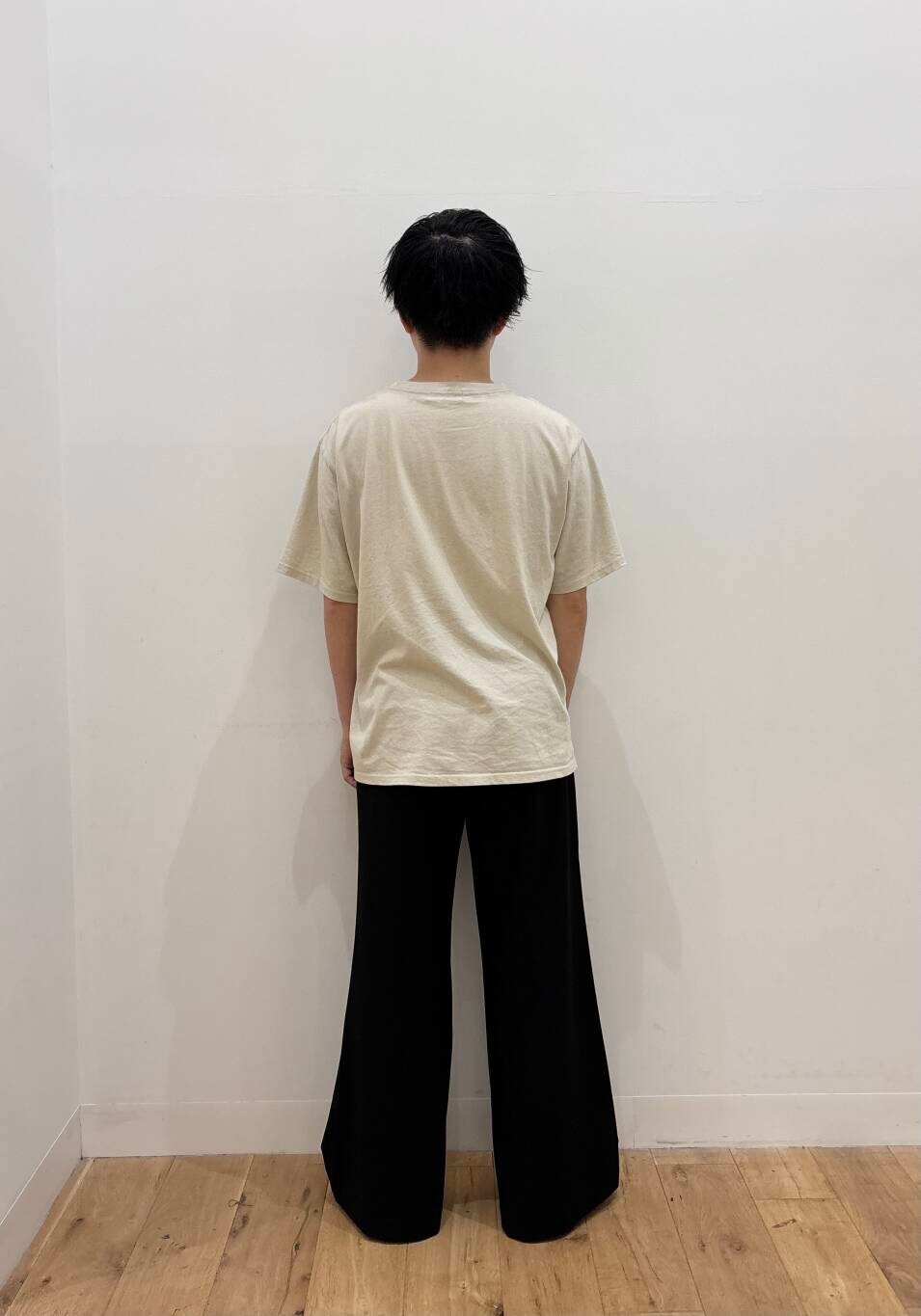 ベージュ系のTシャツ/カットソー、ブラック系のその他パンツを着用したメンズの夏コーディネートの4枚目の写真