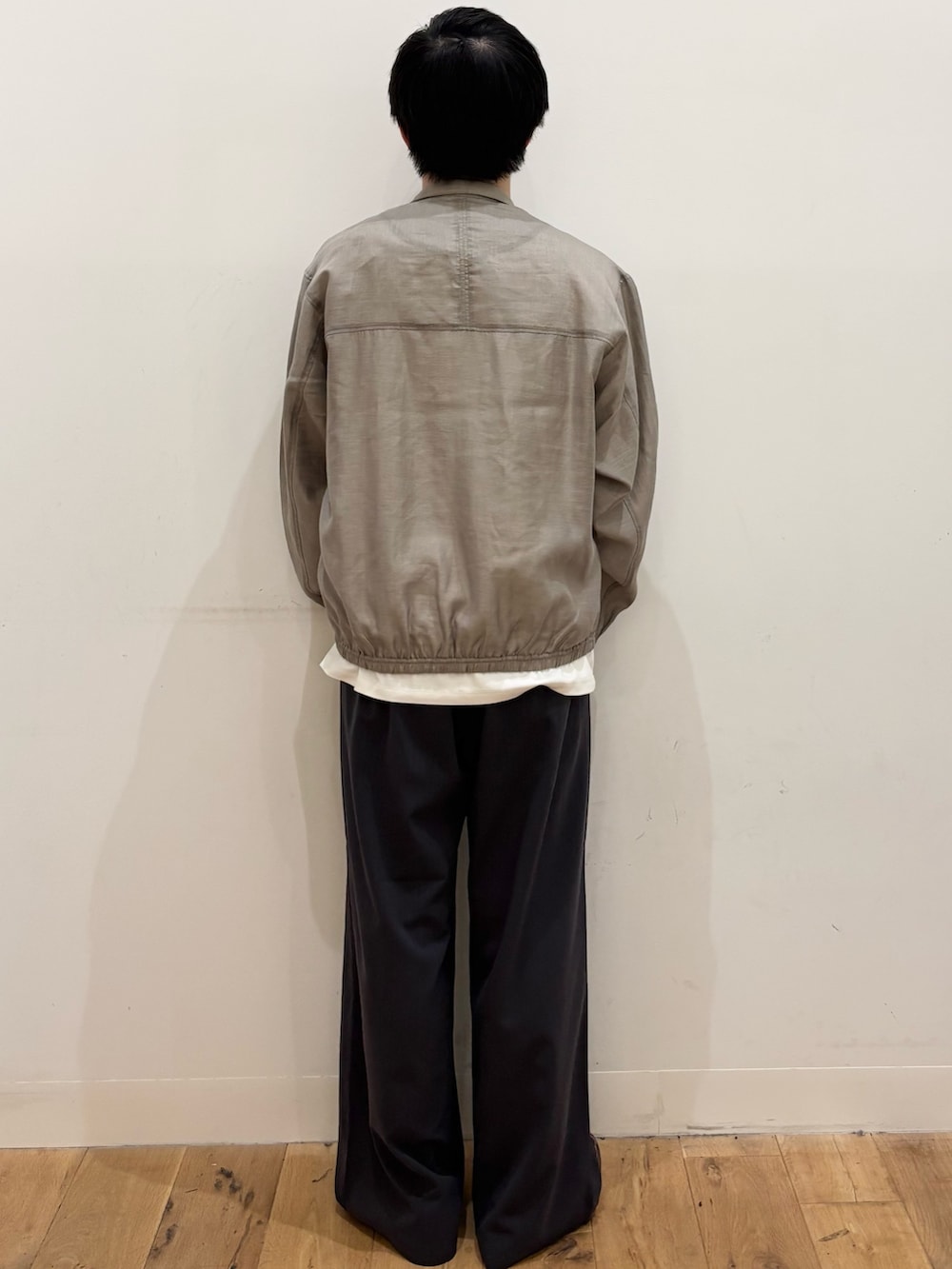 ベージュ系のブルゾン、ホワイト系のTシャツ/カットソー、グレー系のその他パンツを着用したメンズの秋コーディネートの3枚目の写真