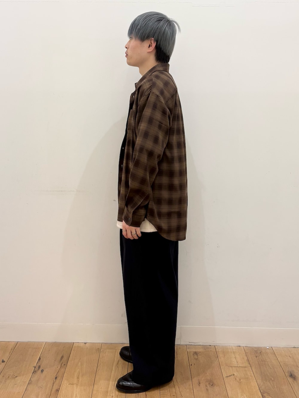 ブラウン系のシャツ/ブラウス、ベージュ系のTシャツ/カットソー、ブルー系のその他パンツを着用したメンズの春コーディネートの3枚目の写真