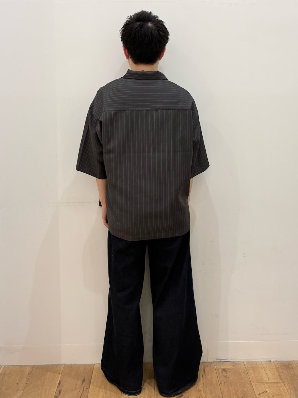 ホワイト系のTシャツ/カットソー、グレー系のシャツ/ブラウス、ブルー系のデニムパンツを着用したメンズの夏コーディネートの4枚目の写真