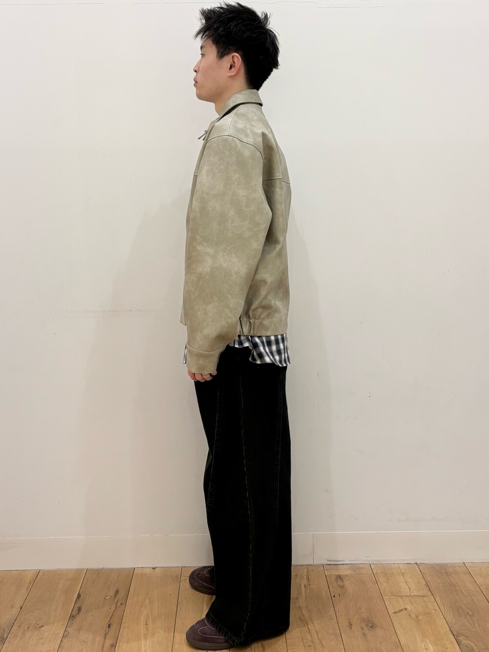 ブルー系のシャツ/ブラウス、ベージュ系のブルゾン、ブラック系のデニムパンツを着用したメンズの冬コーディネートの3枚目の写真