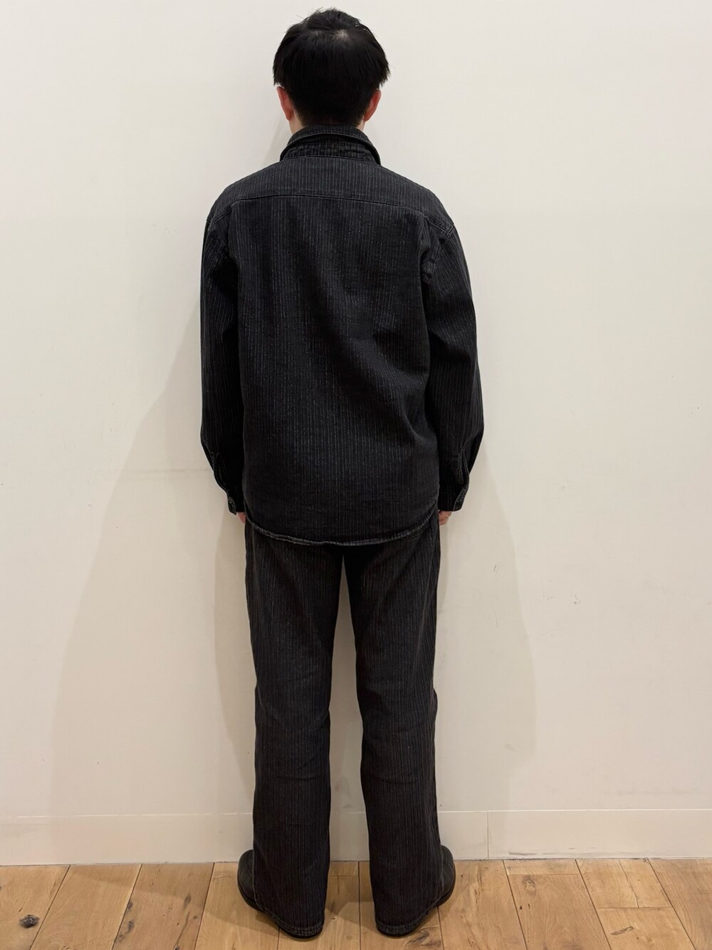 ホワイト系のTシャツ/カットソー、ブラック系のシャツ/ブラウス、ブラック系のその他パンツを着用したメンズの冬コーディネートの4枚目の写真