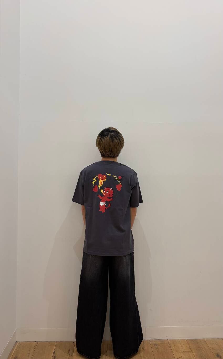 グレー系のTシャツ/カットソー、ブラック系のデニムパンツを着用したメンズの夏コーディネートの3枚目の写真