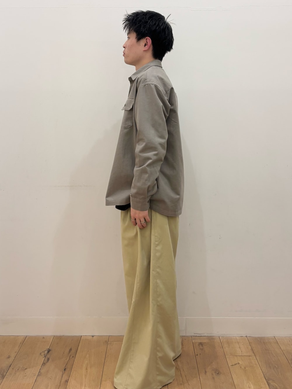 ベージュ系のその他パンツ、グリーン系のシャツ/ブラウス、ブラウン系のTシャツ/カットソーを着用したメンズの冬コーディネートの2枚目の写真