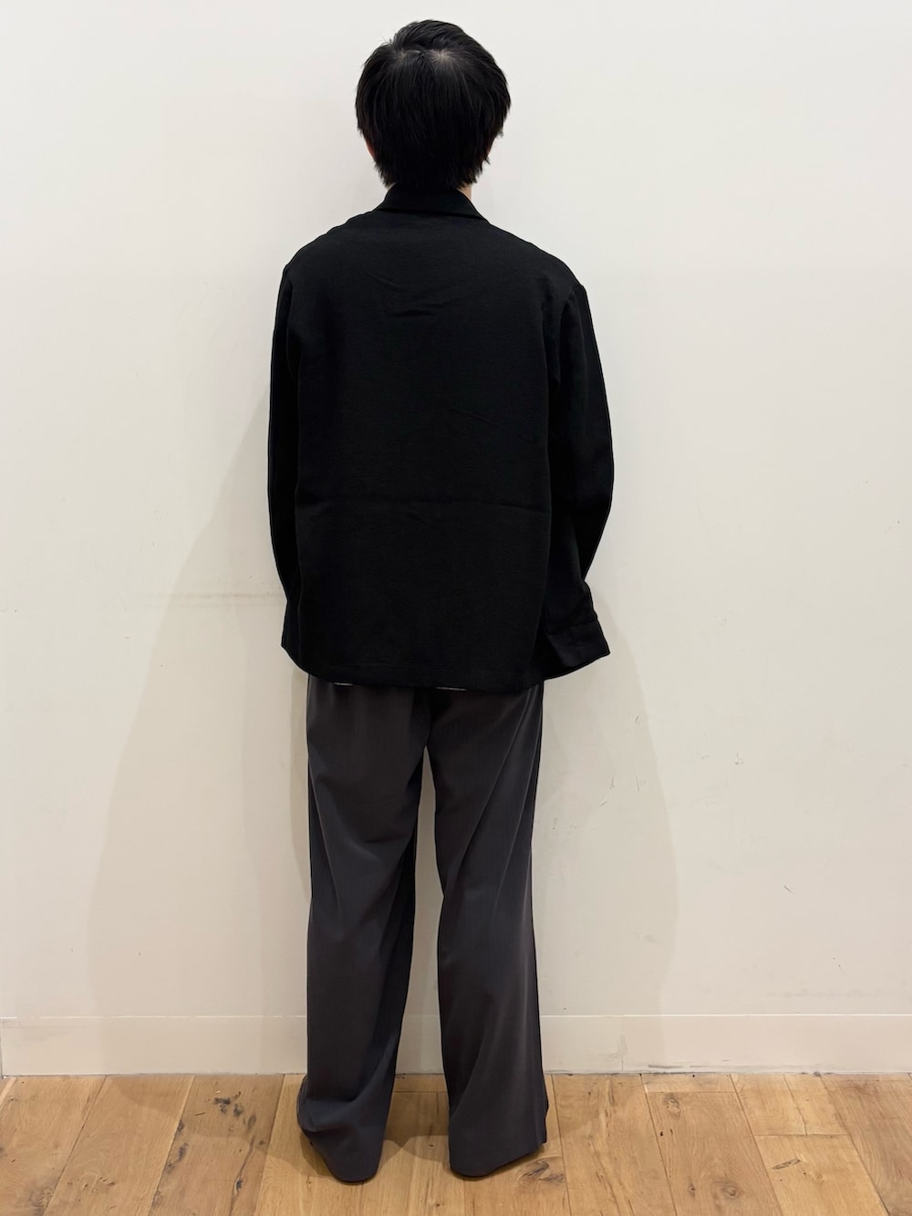 ブラック系のその他アウター、ホワイト系のTシャツ/カットソー、グレー系のその他パンツを着用したメンズの秋コーディネートの3枚目の写真