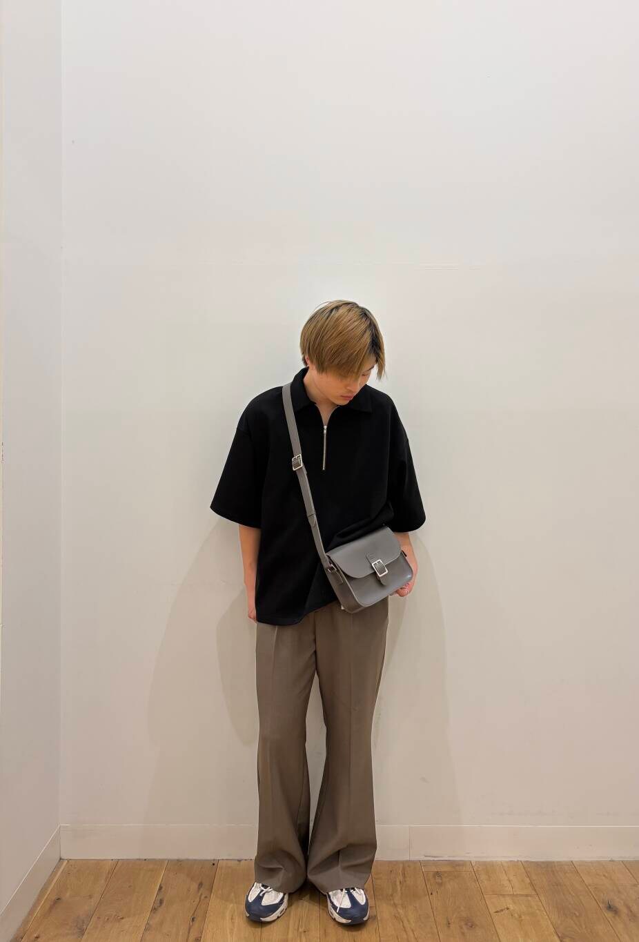 グレー系のショルダーバッグ、ブラウン系のその他パンツ、ブラック系のTシャツ/カットソーを着用したメンズの春コーディネートの2枚目の写真
