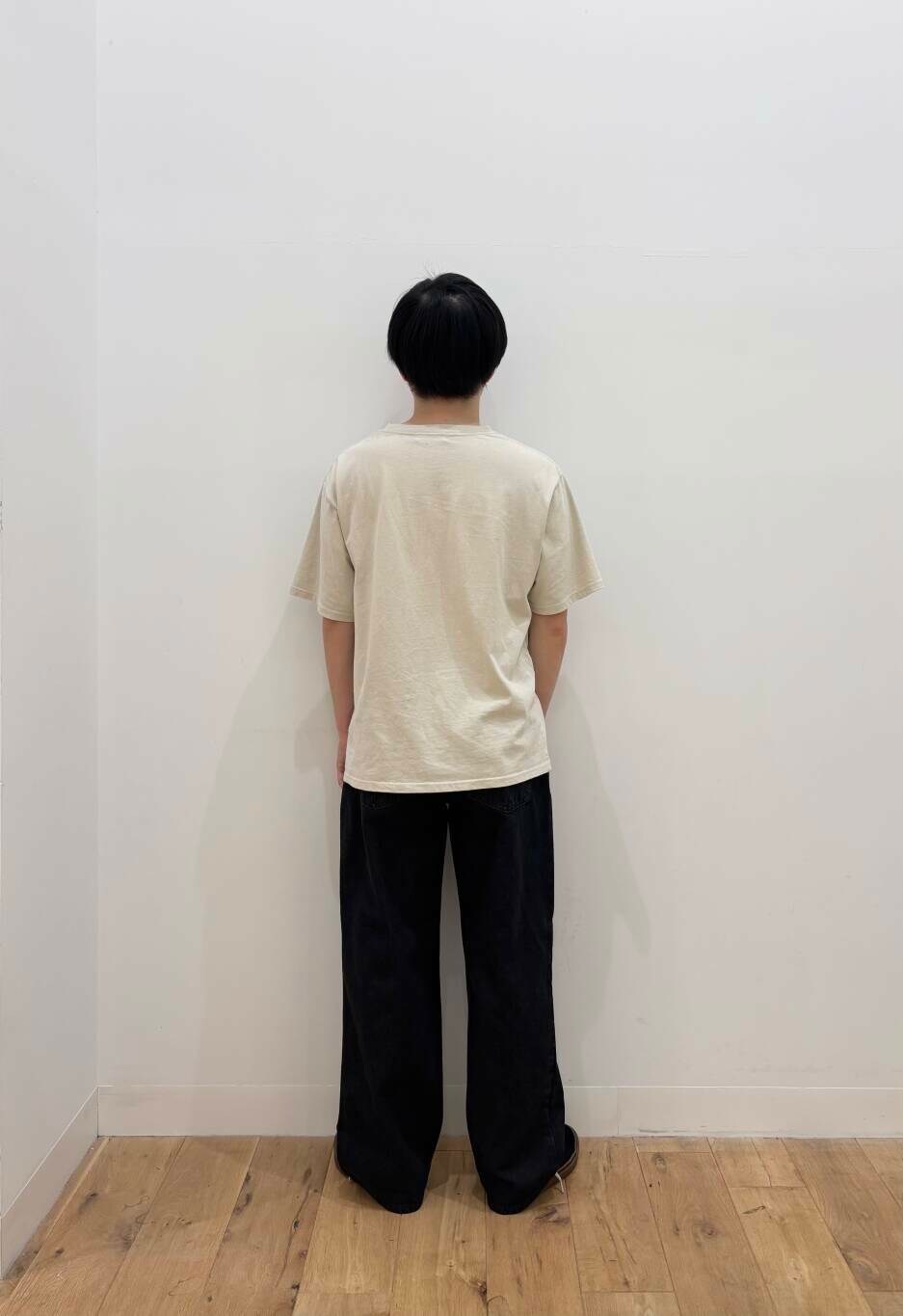 ベージュ系のTシャツ/カットソー、ブラック系のデニムパンツを着用したメンズの夏コーディネートの3枚目の写真