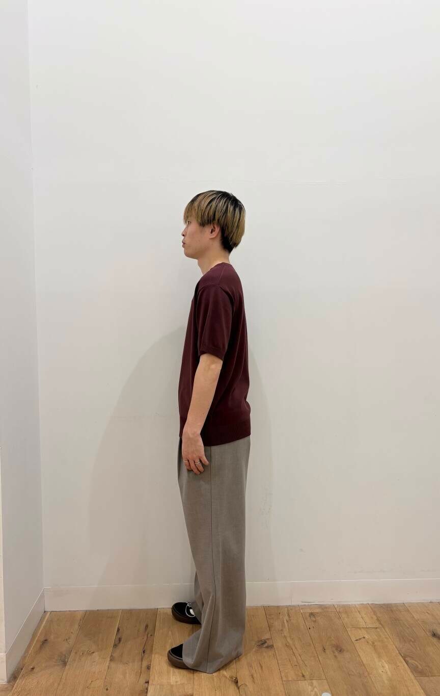 ブラウン系のニット/セーター、ベージュ系のその他パンツを着用したメンズの夏コーディネートの2枚目の写真