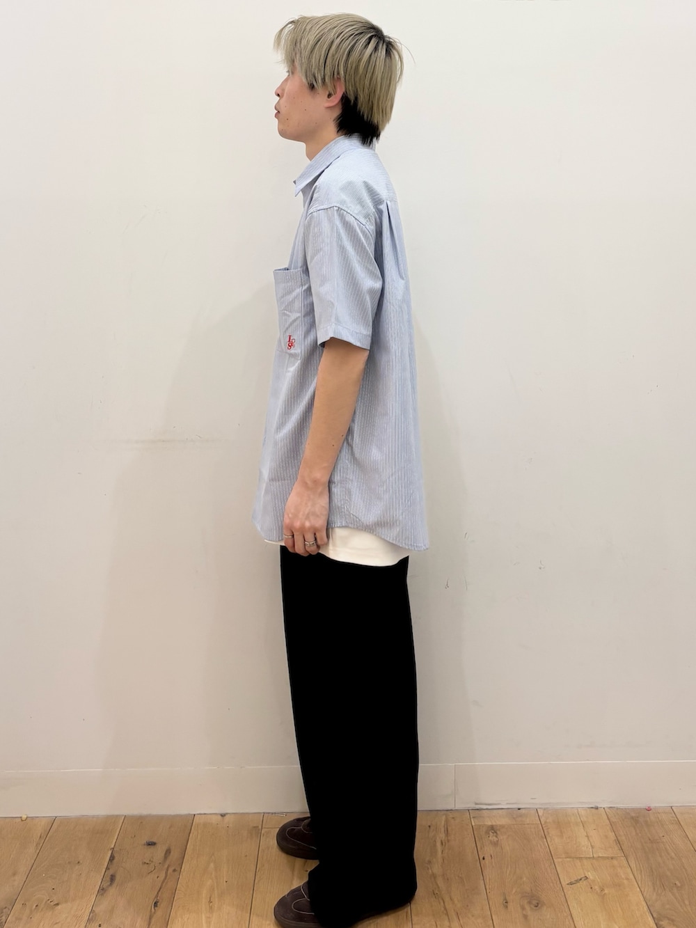 ブルー系のシャツ/ブラウス、ホワイト系のタンクトップ、ブラック系のその他パンツを着用したメンズの春コーディネートの3枚目の写真
