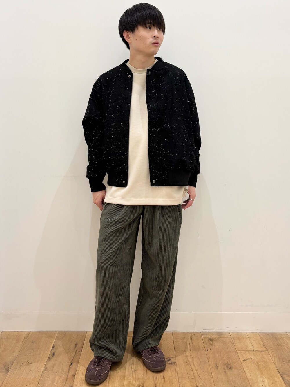 ブラック系のブルゾン、グリーン系のその他パンツ、ベージュ系のTシャツ/カットソーを着用したメンズの秋コーディネートの2枚目の写真