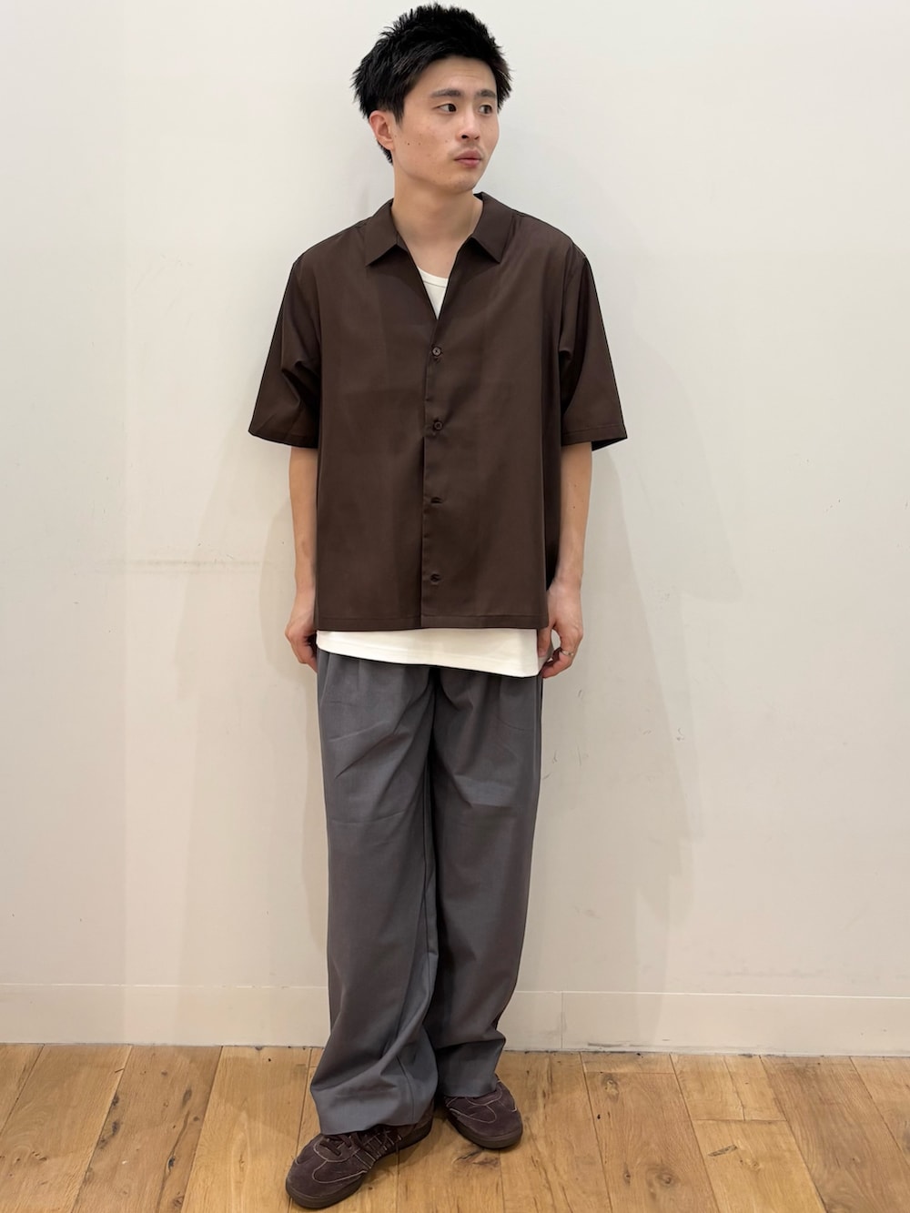 ホワイト系のタンクトップ、グレー系のその他パンツ、ブラウン系のシャツ/ブラウスを着用したメンズの夏コーディネートの2枚目の写真
