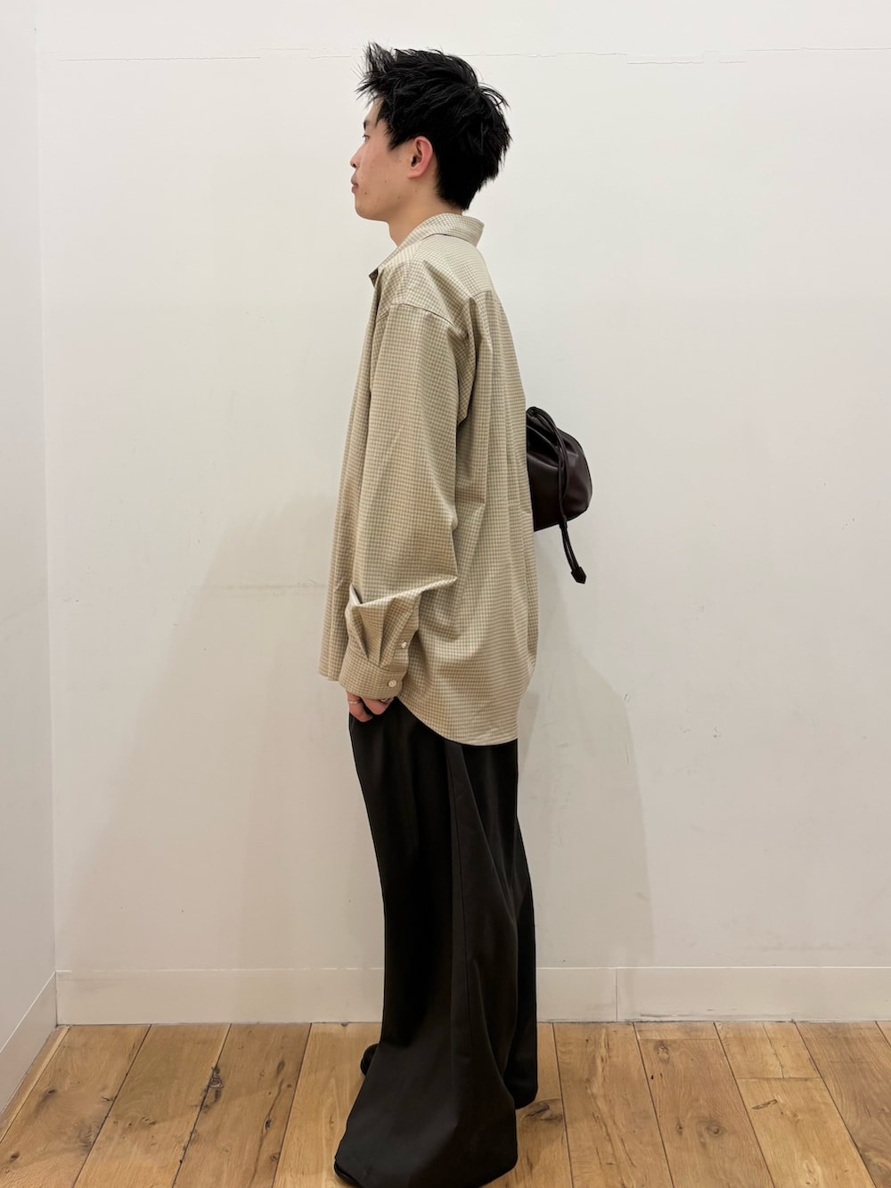 ベージュ系のシャツ/ブラウス、ブラウン系のショルダーバッグ、グレー系のその他パンツを着用したメンズの冬コーディネートの3枚目の写真