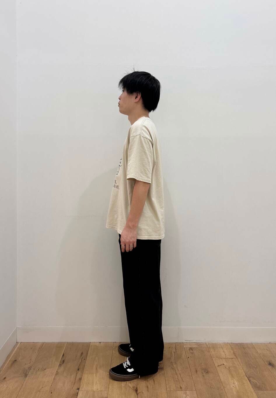 ベージュ系のTシャツ/カットソー、ブラック系のデニムパンツを着用したメンズの夏コーディネートの2枚目の写真