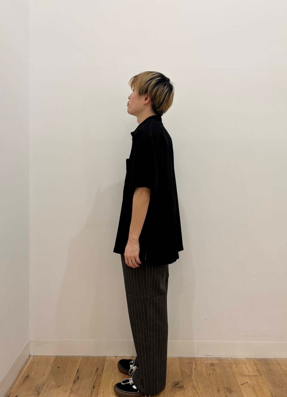 「シンプル、シャツ、カジュアル、シャツコーデ、お出掛けコーデ、ツイル生地、フレアスラックス、シアー感」|「SENSE OF PLACE by URBAN RESEARCHのコットンスムースタンクトップ(タンクトップ、ホワイト系)」を使った、yukiさん(メンズ・168cm)の夏コーディネートの3枚目の写真