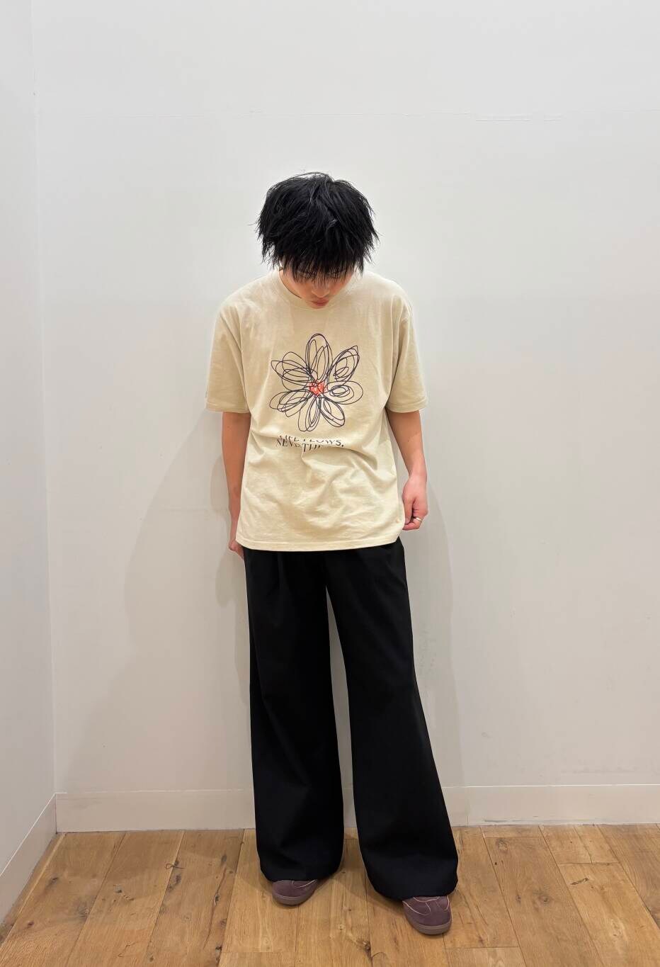 ベージュ系のTシャツ/カットソー、ブラック系のその他パンツを着用したメンズの夏コーディネートの2枚目の写真